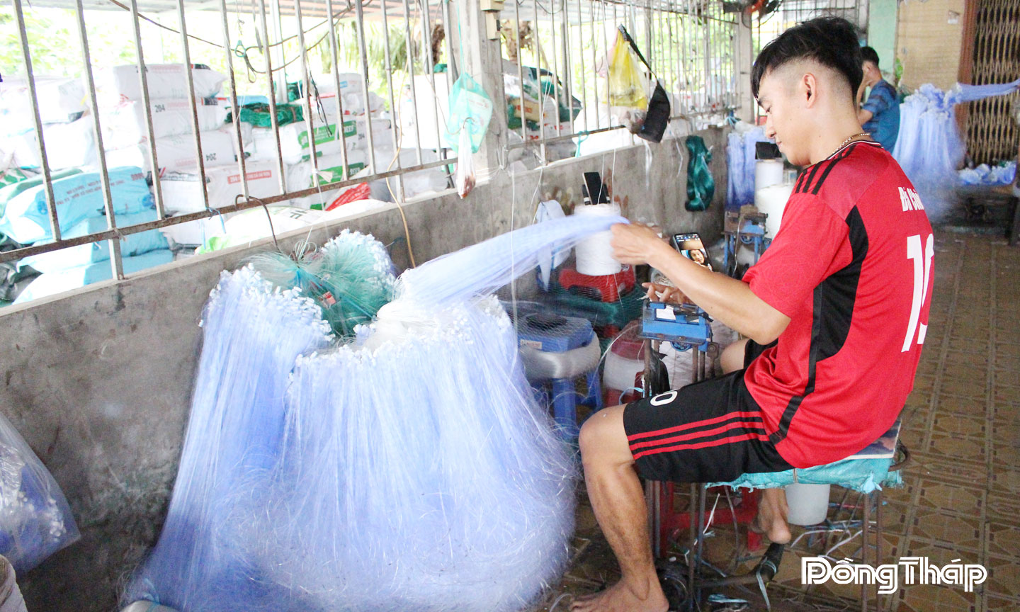 Sản xuất lưới phục vụ nhu cầu đánh bắt cá ở xã Tân Khánh Trung.    