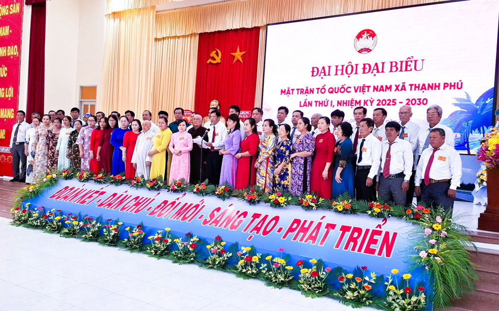 Ủy ban MTTQ Việt Nam xã Thạnh Phú, nhiệm kỳ 2025-2030 ra mắt, hạ quyết tâm. Ảnh: VĂN MINH

