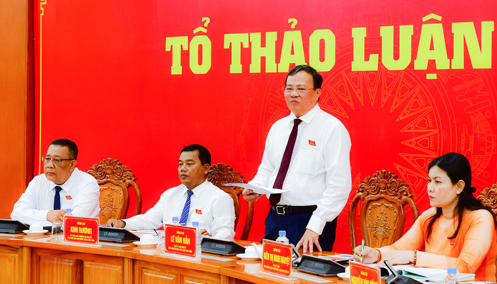 Đồng chí Lê Văn Hẳn- Phó Bí thư Tỉnh ủy, Chủ tịch UBMTTQ Việt Nam tỉnh, Tổ trưởng Tổ thảo luận số 6 phát biểu tại buổi thao luận. Ảnh: BÁ THI
