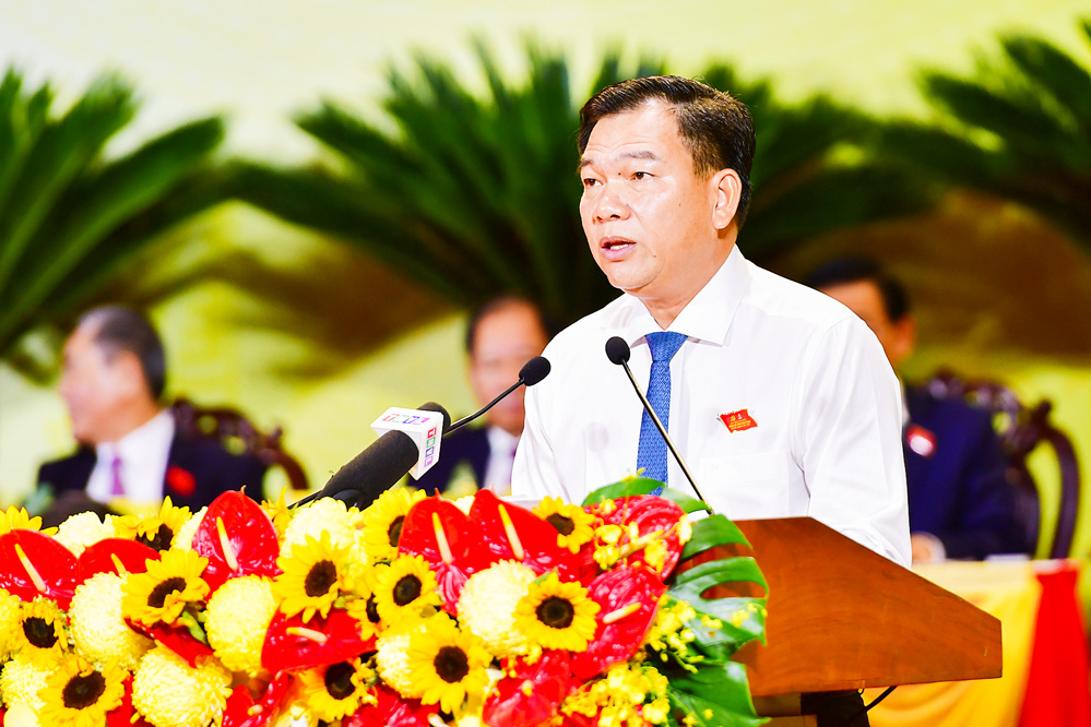 Giám đốc Sở Văn hóa, Thể thao và Du lịch- Dương Hoàng Sum trình bày tham luận.