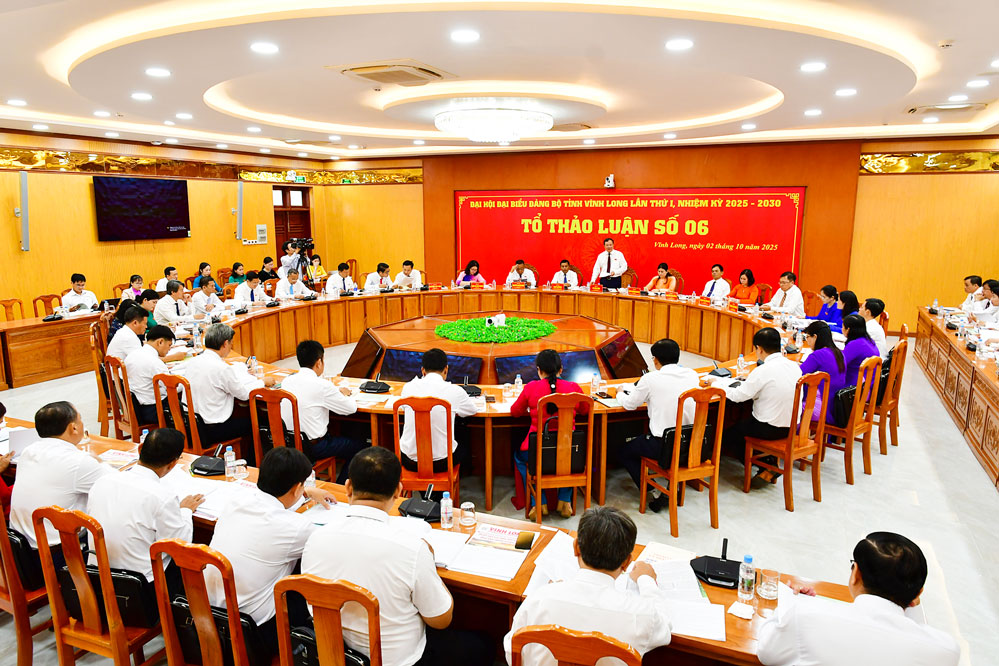 Quang canh làm việc Tổ thảo luận số 6. Ảnh: BÁ THI