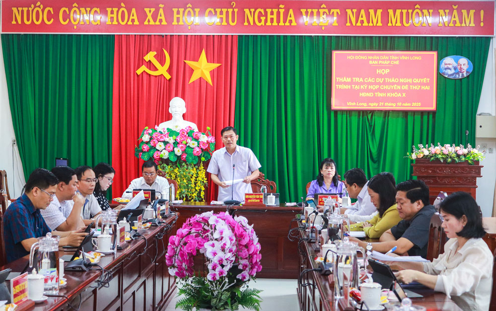 Trưởng Ban Pháp chế HĐND tỉnh- Nguyễn Văn Tân chủ trì cuộc họp. Ảnh: TUYẾT NGA