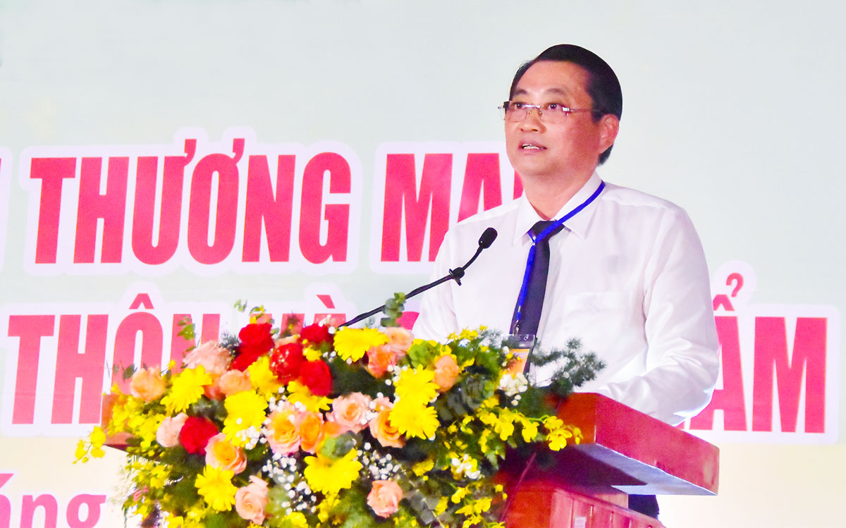 Phó Chủ tịch UBND tỉnh Nguyễn Quỳnh Thiện phát biểu khai mạc hội chợ. Ảnh: MỸ NHÂN