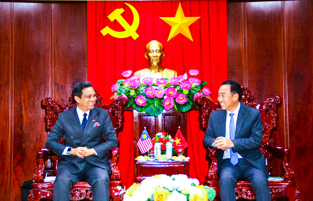  Tổng Lãnh sự Malaysia tại TP Hồ Chí Minh- Firdauz Bin Othman chào xã giao lãnh đạo tỉnh Vĩnh Long.