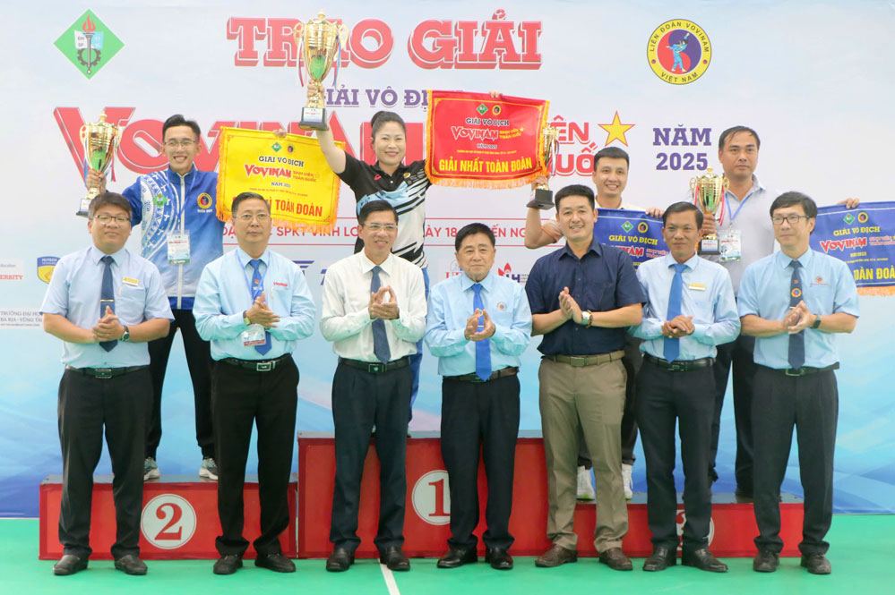 Ban tổ chức trao giải toàn đoàn cho các đơn vị đạt thành tích cao.