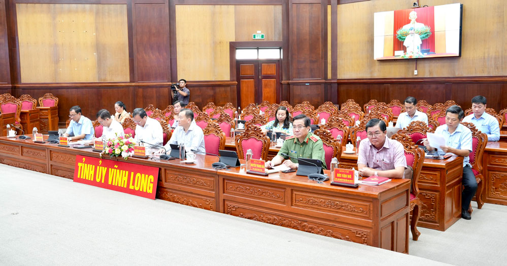 Các đồng chí lãnh đạo tỉnh Vĩnh Long tham dự phiên họp tại điểm cầu Vĩnh Long.
