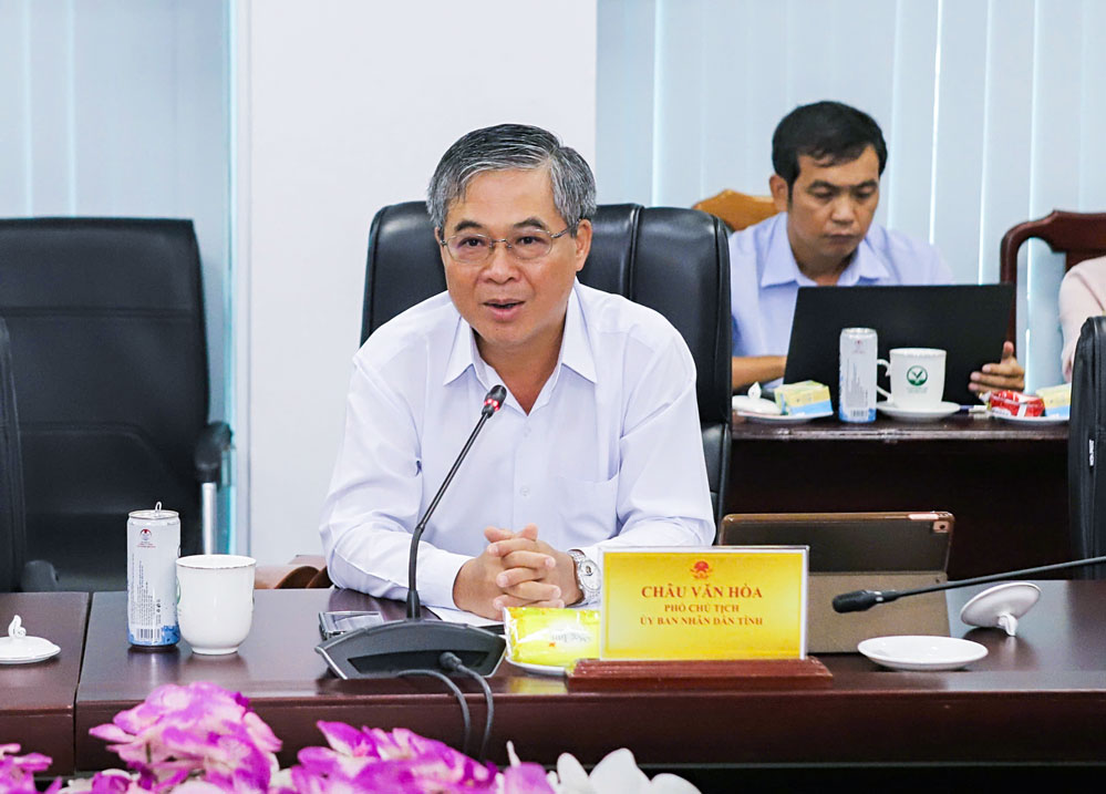 Phó Chủ tịch UBND tỉnh- Châu Văn Hòa trao đổi với doanh nghiệp trong buổi làm việc.
