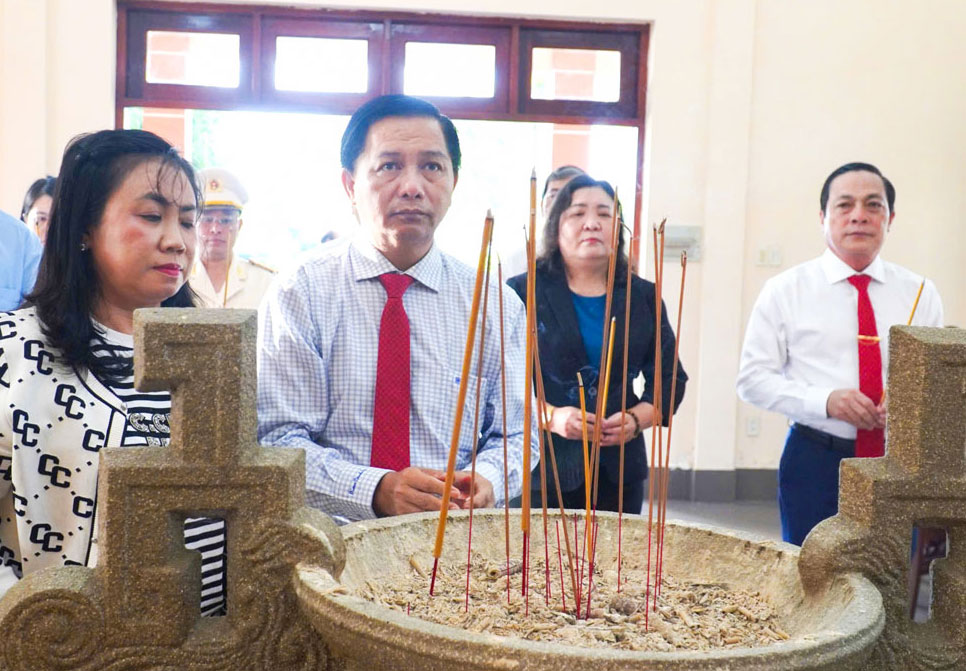 Vĩnh Long: Lãnh đạo tỉnh viếng, dâng hương tưởng nhớ Anh hùng liệt sĩ Lãnh đạo tỉnh dâng hương tại Đền thờ Bác Hồ.