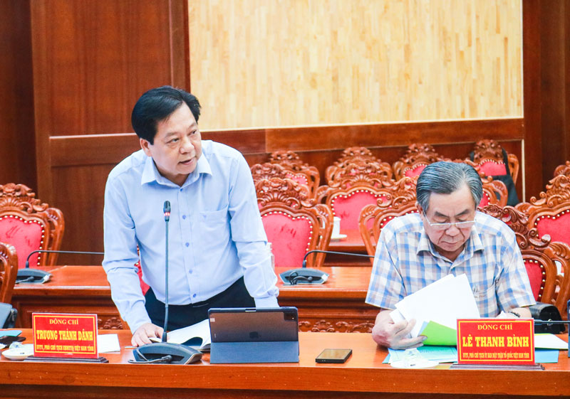 Đồng chí Trương Thành Dãnh - Ủy viên Ban Thường vụ Tỉnh ủy, Phó Chủ tịch Ủy ban MTTQ Việt Nam tỉnh trình bày dự thảo văn kiện và đề án nhân sự.