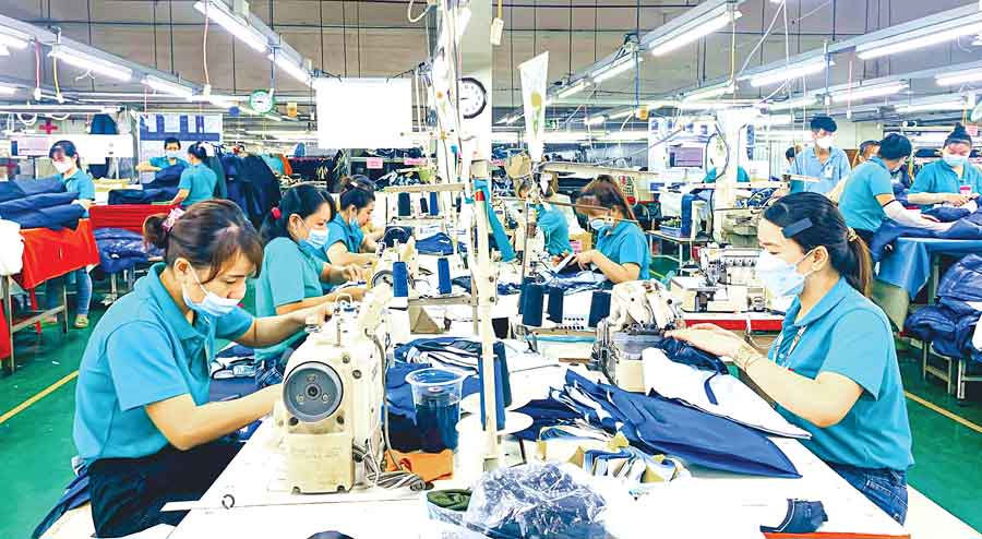 Công nhân hăng say lao động góp phần vào sự phát triển chung của doanh nghiệp.