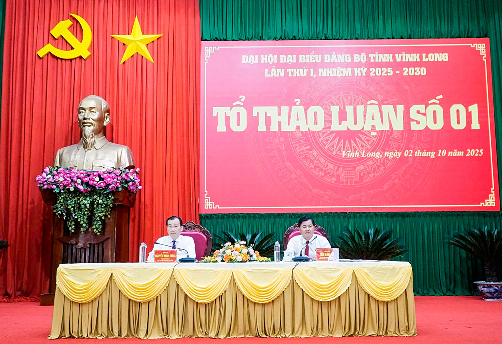 Đồng chí Nguyễn Minh Dũng- Phó Bí thư Tỉnh ủy, Chủ tịch HĐND tỉnh, Tổ trưởng Tổ đại biểu số 1 phát biểu thảo luận.