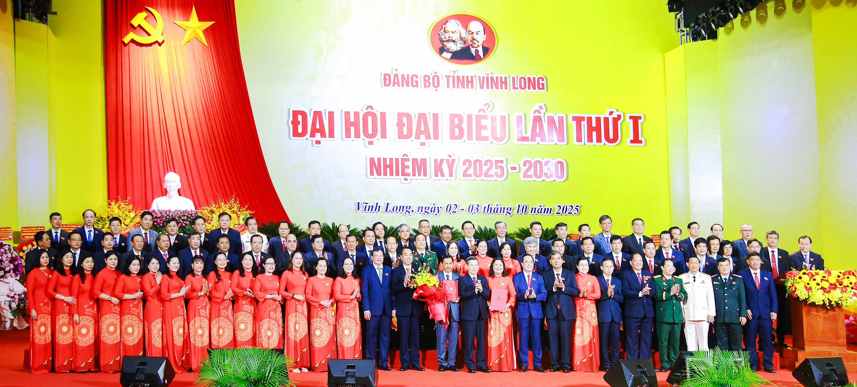 Đồng chí Lê Minh Trí- Bí thư Trung ương Đảng, Chánh án Tòa án nhân dân tối cao tặng hoa chúc mừng Ban Chấp hành Đảng bộ tỉnh Vĩnh Long nhiệm kỳ 2025-2030.