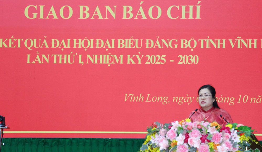  Đồng chí Nguyễn Thị Minh Trang- Ủy viên Ban Thường vụ Tỉnh ủy, Trưởng Ban Tuyên giáo và Dân vận Tỉnh ủy phát biểu tại hội nghị.