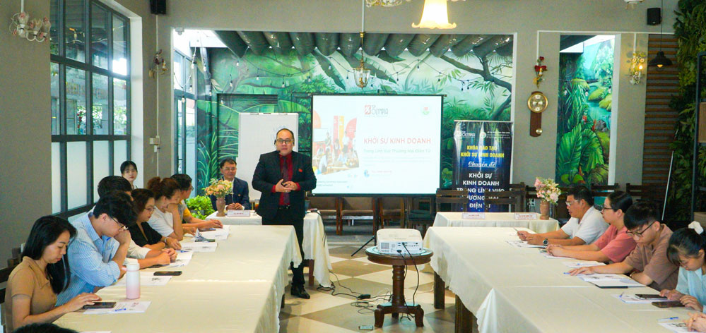 Khóa học thu hút hơn 30 học viên tham dự.