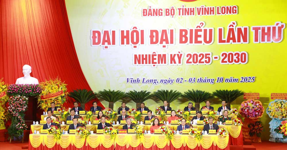 Đoàn chủ tịch điều hành đại hội.
