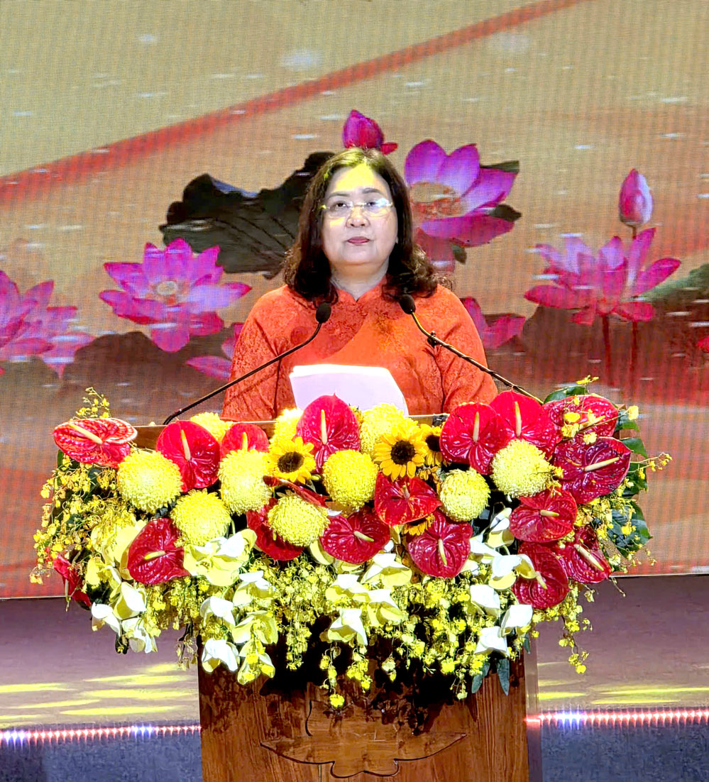 Bà Hồ Thị Hoàng Yến- Phó Bí thư Thường trực Tỉnh ủy báo cáo kết quả đại hội.