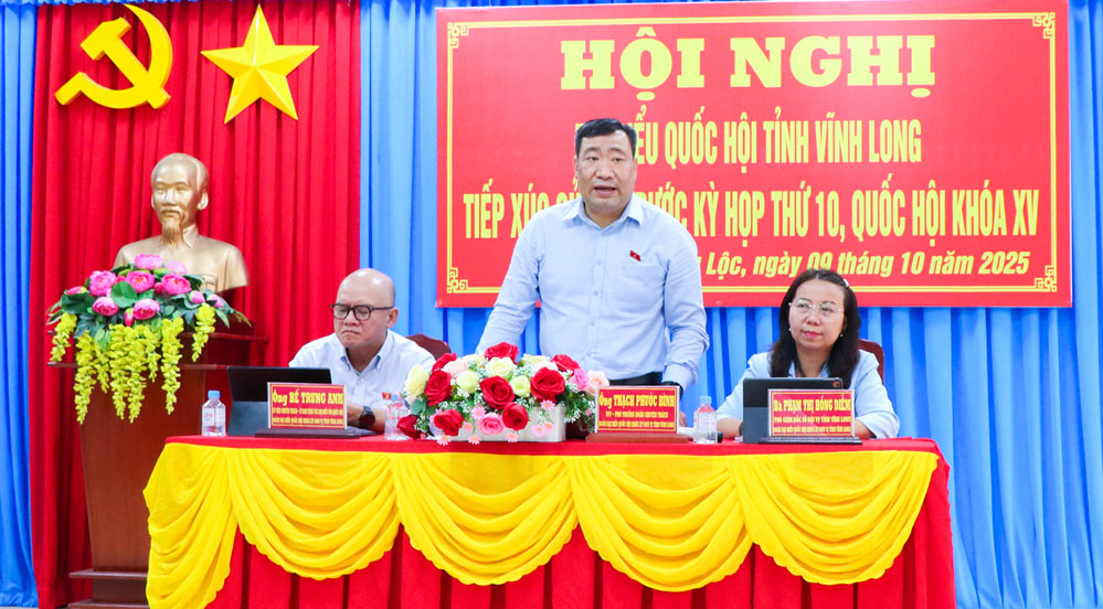 Đại biểu Thạch Phước Bình phát biểu tại buổi tiếp xúc cử tri xã Song Lộc. Ảnh: SƠN TUYỀN