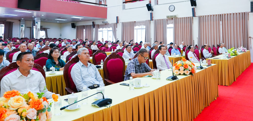 Lãnh đạo tỉnh và cán bộ ngành Tổ chức Tổ chức Tỉnh ủy qua các thời kỳ tham dự họp mặt.
