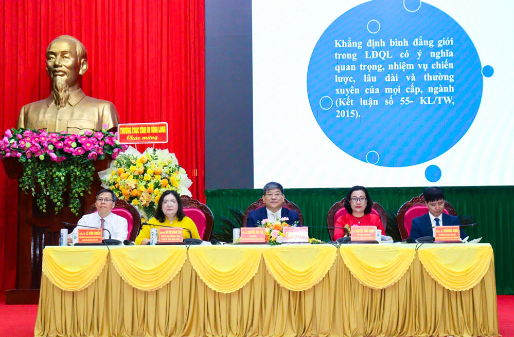 Chủ trì hội thảo khoa học “Phát triển đội ngũ cán bộ, lãnh đạo, quản lý vùng đồng bằng sông Cửu Long trong thời kỳ mới”.