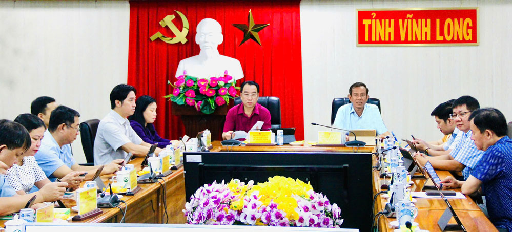 Đồng chí Lữ Quang Ngời- Phó Bí thư Tỉnh ủy, Chủ tịch UBND tỉnh; đồng chí Đặng Văn Chính- Ủy viên Ban Thường vụ Tỉnh ủy, Phó Chủ tịch UBND tỉnh cùng lãnh đạo các sở, ban, ngành tỉnh tham dự phiên họp ở điểm cầu Vĩnh Long.