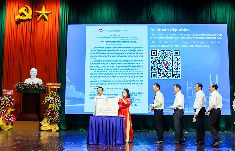 Lãnh đạo tỉnh hưởng ứng thông tin kêu gọi ủng hộ đồng bào khắc phục thiệt hại do cơn bão số 10 gây ra.