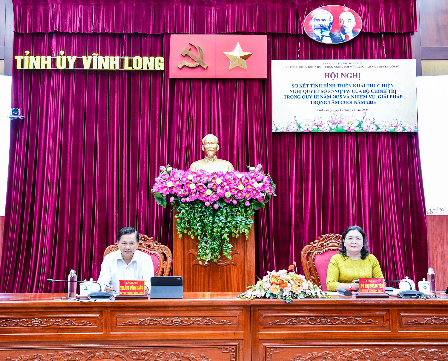 Đồng chí Trần Văn Lâu- Bí thư Tỉnh ủy; đồng chí Hồ Thị Hoàng Yến- Phó Bí thư Thường trực Tỉnh ủy tham dự hội nghị tại điểm cầu Vĩnh Long.