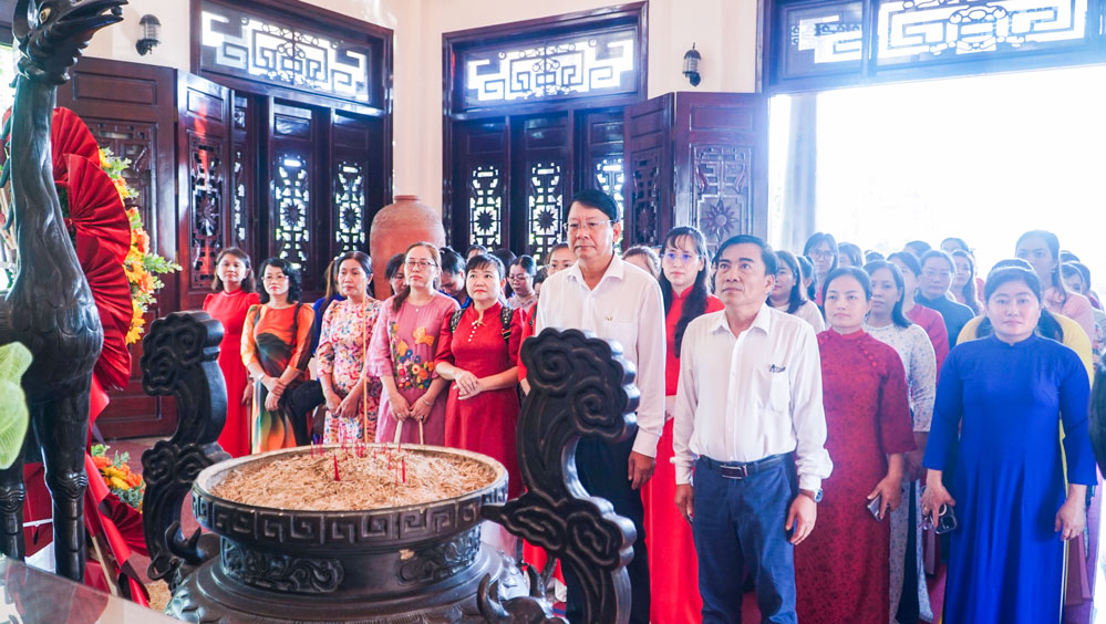 Công ty Điện lực Vĩnh Long tổ chức về nguồn, dâng hương tại Khu tưởng niệm Chủ tịch Hội đồng Bộ trưởng Phạm Hùng.