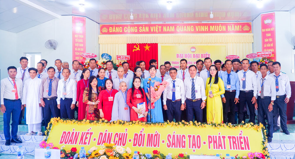 Lãnh đạo Ủy ban MTTQ Việt Nam tỉnh chúc mừng các Ủy viên Ủy ban MTTQ Việt Nam xã An Qui nhiệm kỳ mới. Ảnh: MINH MỪNG