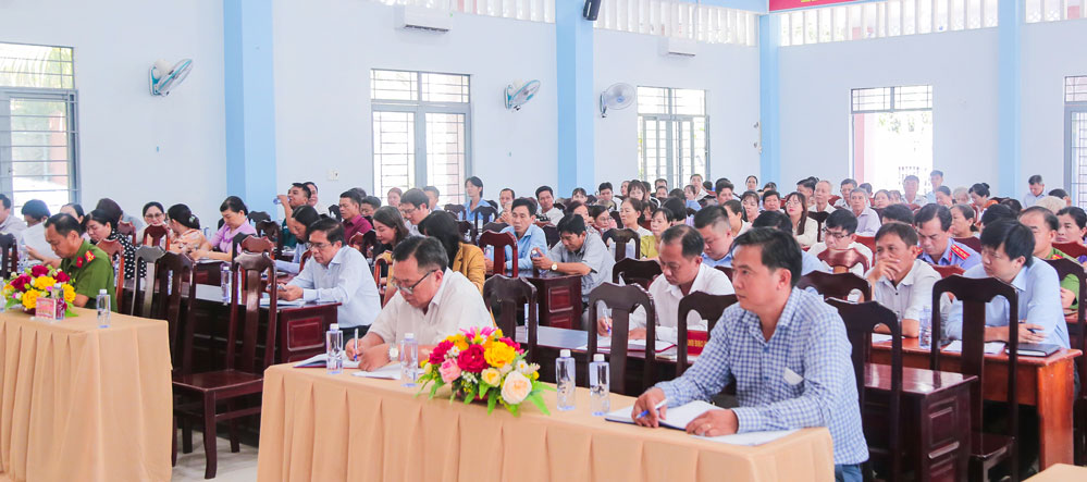 Cử tri phường Đông Thành tại buổi tiếp xúc.