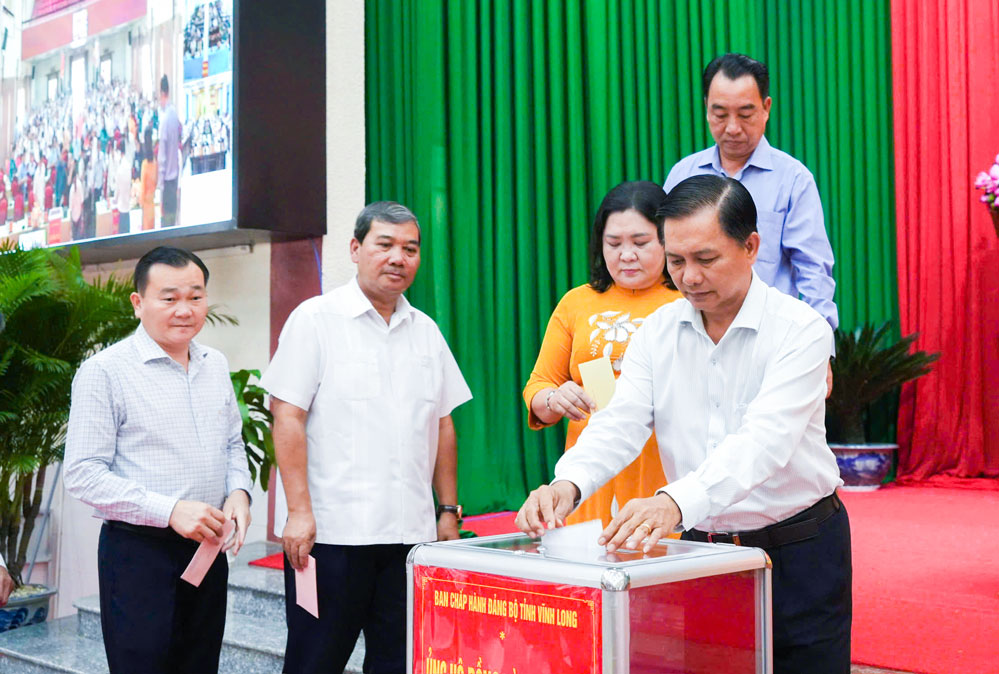 Bí thư Tỉnh ủy- Trần Văn Lâu và các đồng chí Thường trực Tỉnh ủy quyên góp cho đồng bào bị ảnh hưởng bão lũ.