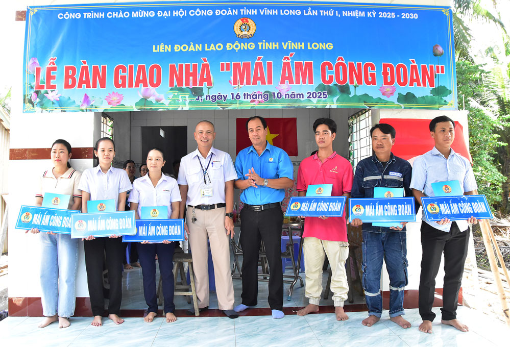 Đại diện Liên đoàn Lao động tỉnh và Công đoàn cơ sở trao nhà “Mái ấm Công đoàn” cho các đoàn viên.