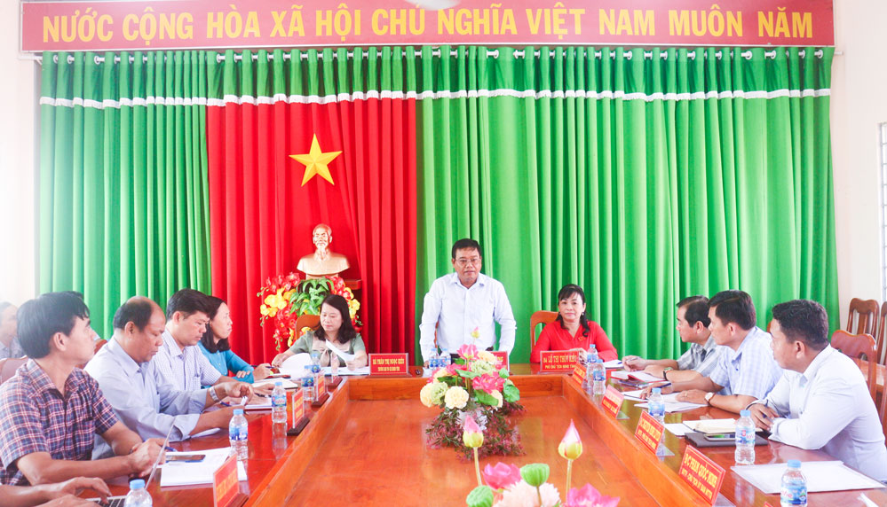 Đoàn khảo sát làm việc với UBND xã Trà Côn.