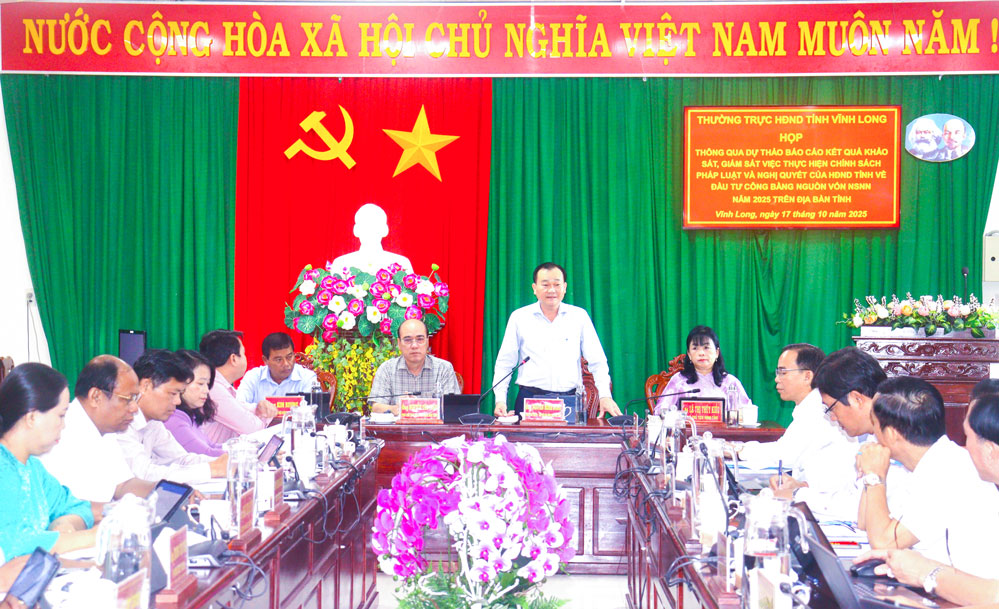 Đồng chí Nguyễn Minh Dũng- Phó Bí thư Tỉnh ủy, Chủ tịch HĐND tỉnh phát biểu tại cuộc họp.



