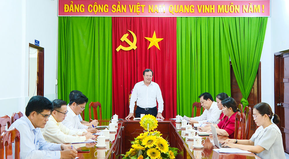 Đồng chí Lê Văn Hẳn- Phó Bí thư Tỉnh ủy, Chủ tịch Ủy ban MTTQ Việt Nam tỉnh chủ trì cuộc họp.
