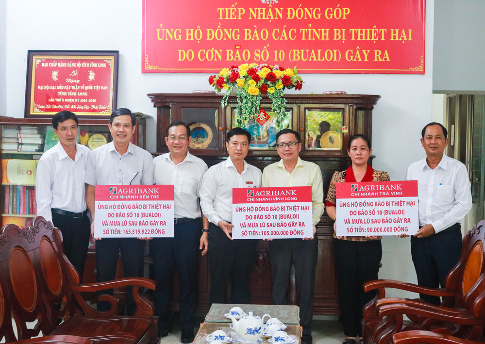 Phó Chủ tịch Ủy ban MTTQ Việt Nam tỉnh- Nguyễn Thị Tuấn Thanh tiếp nhận ủng hộ từ các đơn vị.