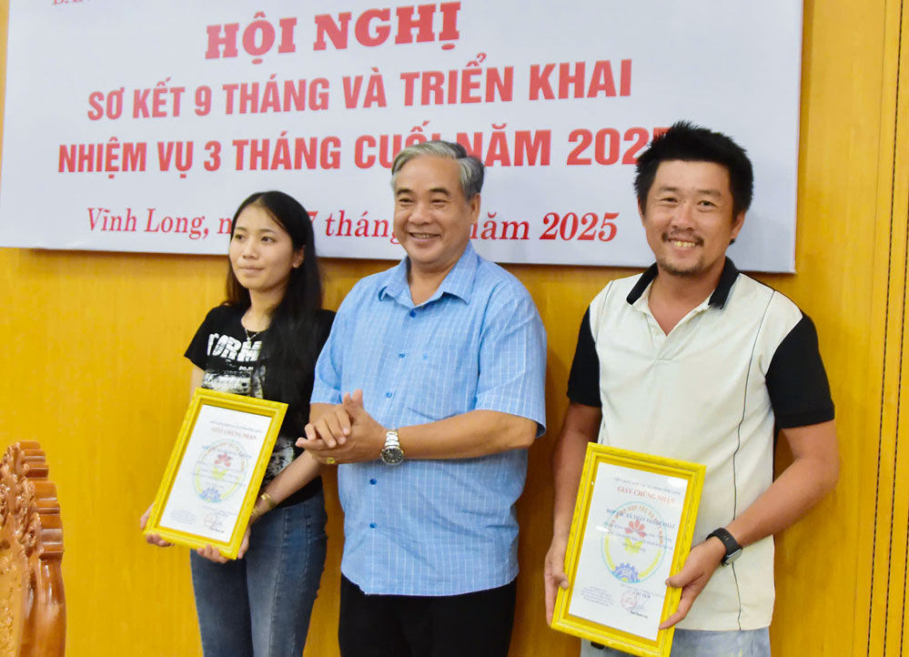Chủ tịch Liên minh HTX tỉnh- Thái Phước Lộc trao giấy chứng nhận cho 2 HTX là thành viên Liên minh HTX tỉnh.


