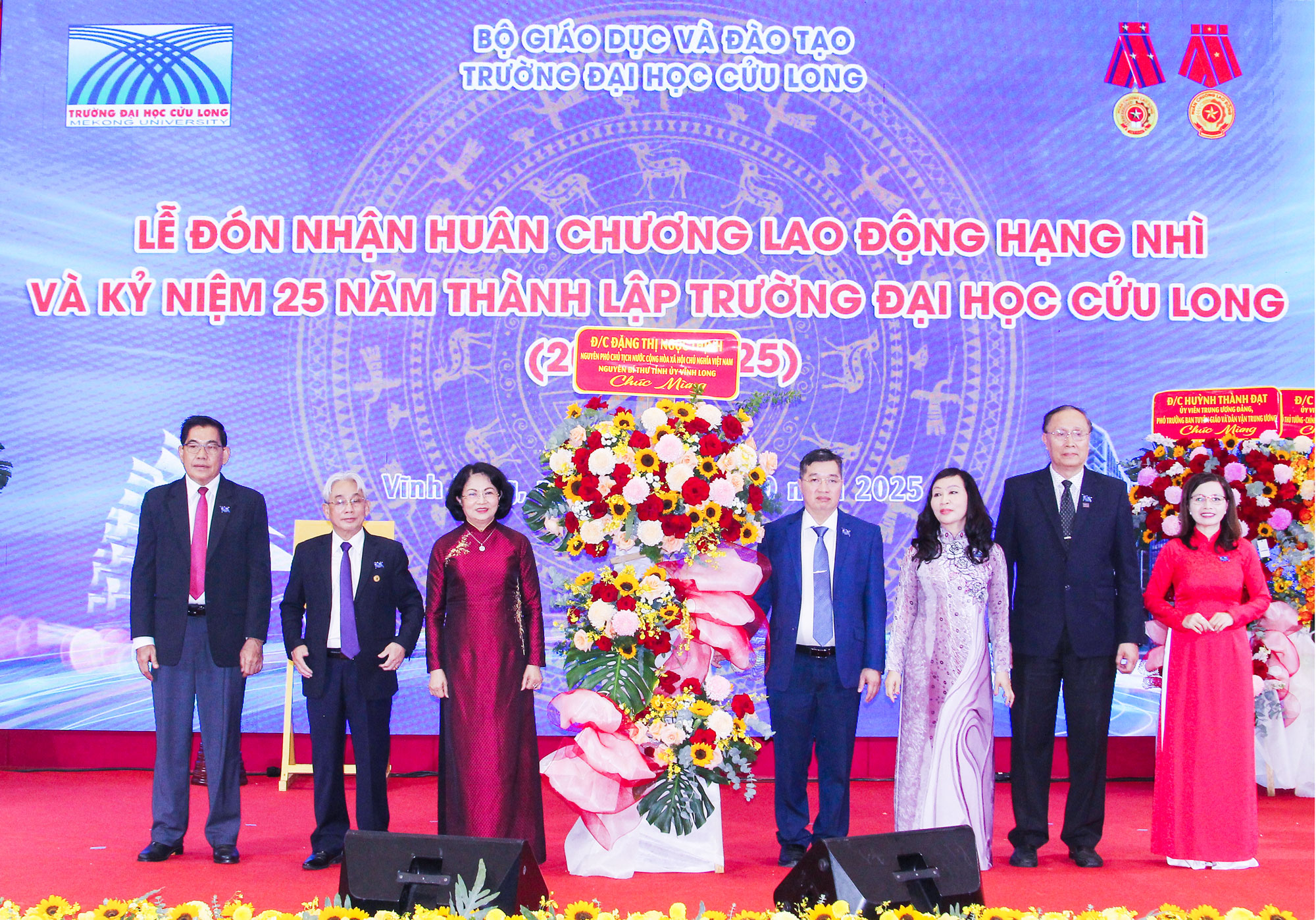 Nguyên Phó Chủ tịch nước- Đặng Thị Ngọc Thịnh tặng hoa chúc mừng Trường ĐH Cửu Long.
