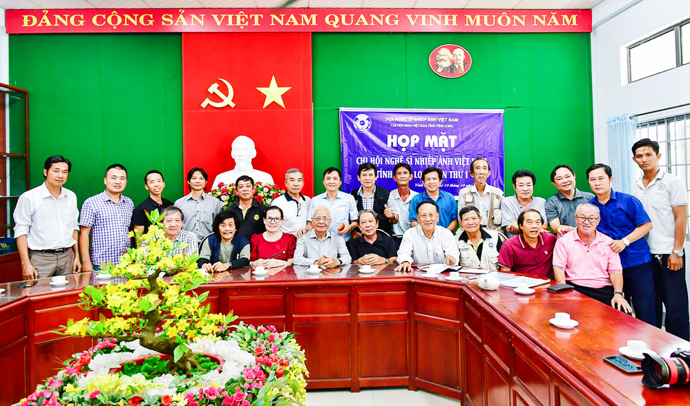 Đại biểu và các hội viên Chi hội NSNA Việt Nam tỉnh Vĩnh Long chụp ảnh lưu niệm tại cuộc họp.