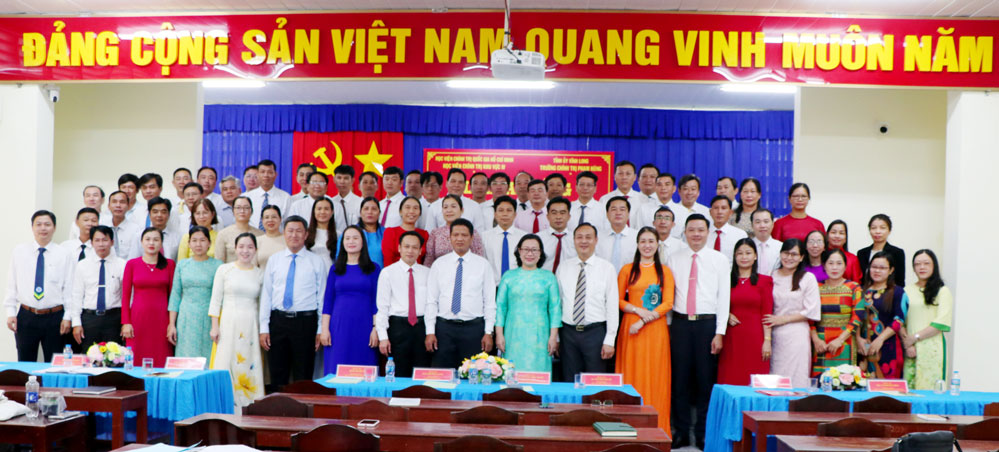 Lãnh đạo và học viên lớp Cao cấp lý luận chính trị khóa 19 (2025 - 2027) chụp ảnh lưu niệm.