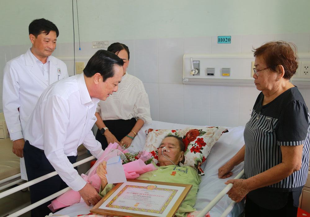 Đồng chí Lâm Minh Đằng- Phó Bí thư Tỉnh ủy trao tặng Huy hiệu 55 năm tuổi Đảng cho đồng chí Đặng Minh Triết.
