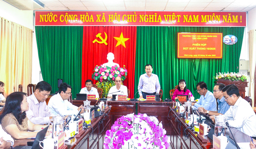 Đồng chí Nguyễn Minh Dũng- Phó Bí thư Tỉnh ủy, Chủ tịch HĐND tỉnh chủ trì phiên họp.