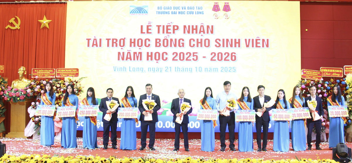  Trường ĐH Cửu Long tặng hoa tri ân các tổ chức, cá nhân.