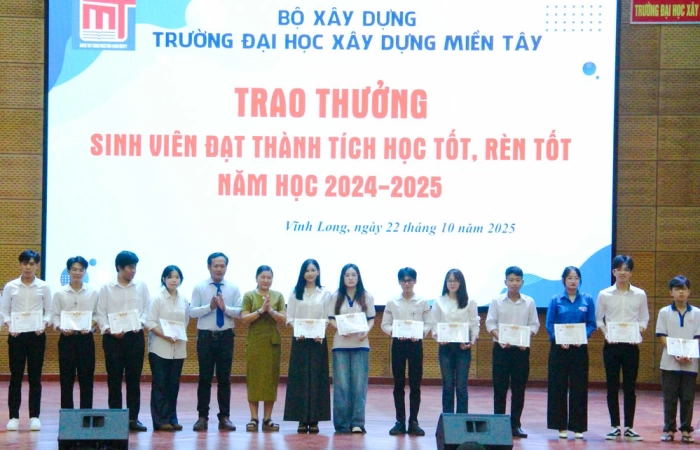 Trường ĐH Xây dựng Miền Tây trao hơn 1,1 tỷ đồng học bổng và khen thưởng cho sinh viên