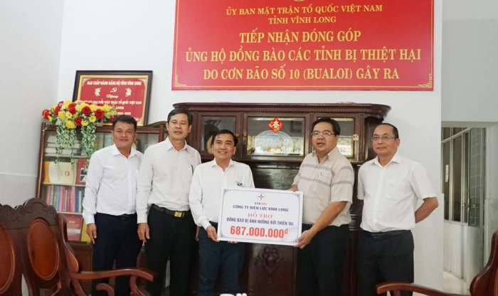 Điện lực Vĩnh Long hỗ trợ đồng bào bị ảnh hưởng bởi thiên tai
