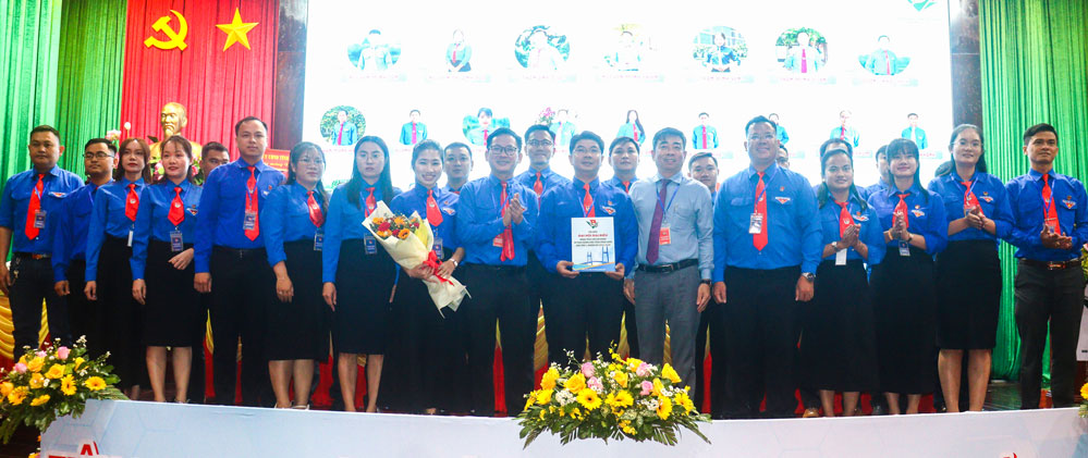 Đồng chí Phạm Minh Hoàng- Tỉnh ủy viên, Phó Bí thư Đảng ủy UBND tỉnh và anh Trần Trí Cường- Phó Chủ tịch Ủy ban MTTQ Việt Nam tỉnh, Bí thư Tỉnh Đoàn trao quyết định và tặng hoa chúc mừng BCH Đoàn TNCS Hồ Chí Minh UBND tỉnh nhiệm kỳ mới.