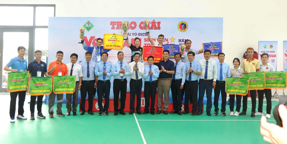 Ban tổ chức trao giải toàn đoàn cho các đơn vị đạt thành tích xuất sắc.