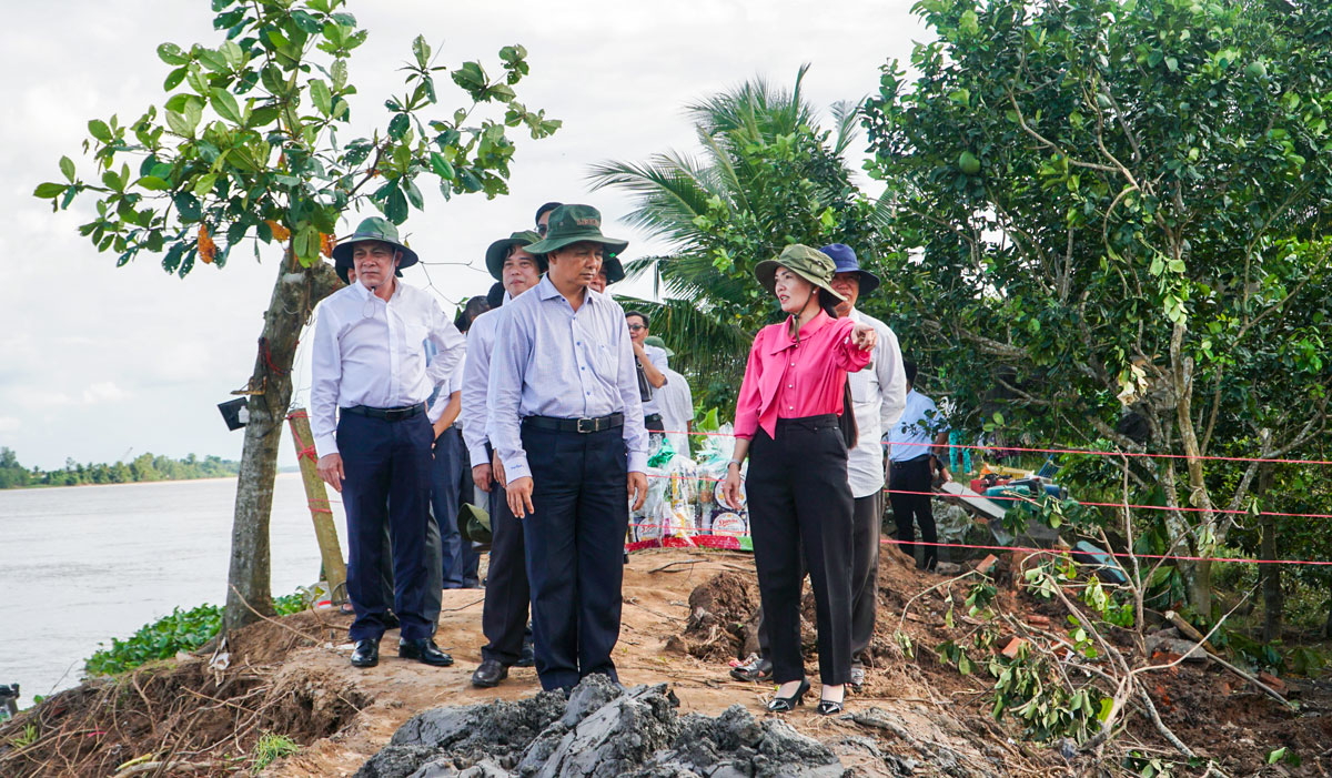 Bí thư Tỉnh ủy- Trần Văn Lâu cùng đoàn công tác khảo sát tình hình sạt lở tại cồn Thanh Long.