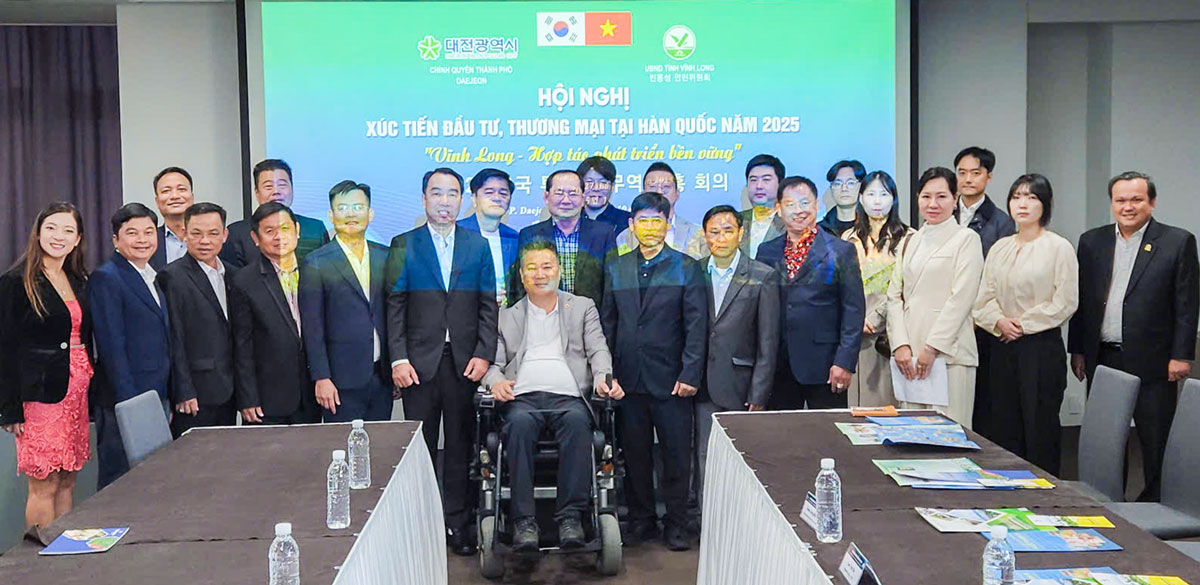 Chủ tịch UBND tỉnh Vĩnh Long- Lữ Quang Ngời trao quà lưu niệm cho Thị trưởng TP Anyang.