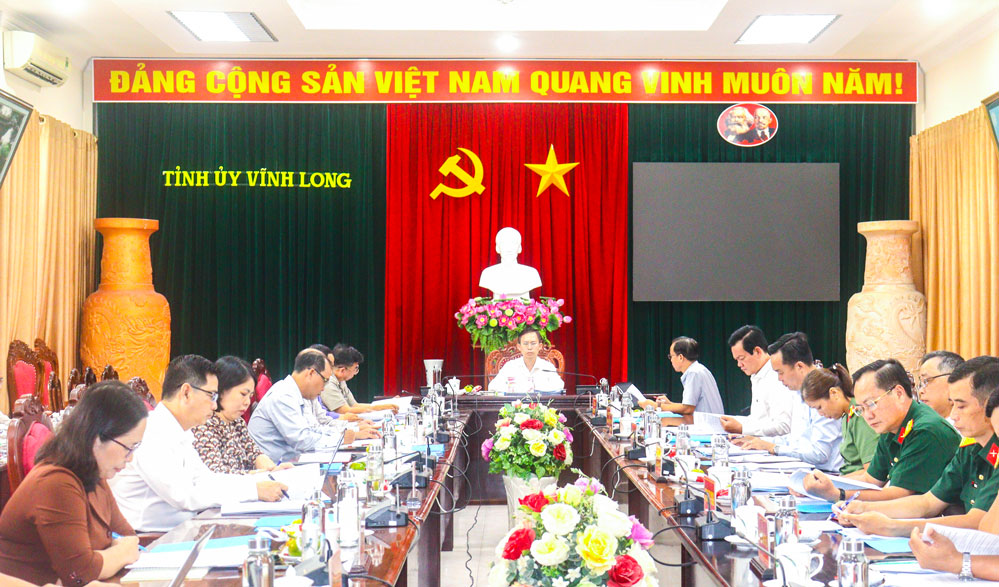 Đồng chí Nguyễn Văn Hiếu- Ủy viên Thường vụ Tỉnh ủy, Trưởng Ban Tổ chức Tỉnh ủy cùng các đại biểu tham dự hội nghị tại điểm cầu tỉnh Vĩnh Long