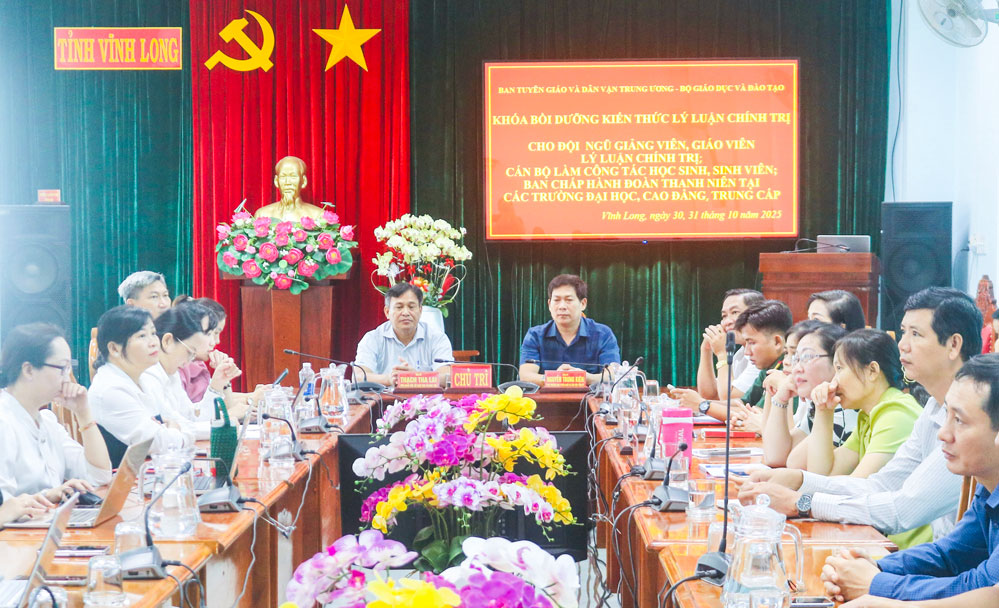 Phó Trưởng Ban Tuyên giáo và Dân vận Tỉnh ủy- Nguyễn Trung Kiên và Phó Giám đốc Sở Giáo dục và Đào tạo- Thạch Tha Lai chủ trì điểm cầu tỉnh Vĩnh Long.









